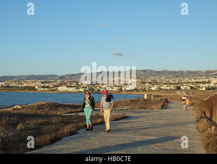 Les gens à pied le long du sentier côtier de Paphos à Kato Paphos, Paphos, Chypre, Banque D'Images