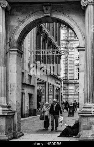 GLASGOW, ÉCOSSE - 02 avril, 2016 : un sans-abri mendie de l'argent dans les rues de Glasgow. Banque D'Images