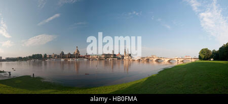 Vieille Ville : Dresde (Frauenkirche, Semperoper, Hofkirche, Schloss, Augustusbrücke de gauche) à l'inondation de l'Elbe, , Sachsen, Saxe, Allemagne Banque D'Images