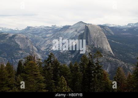 Demi Dôme est un dôme de granit à l'extrémité orientale de la vallée de Yosemite en Yosemite National Park, Californie. Banque D'Images