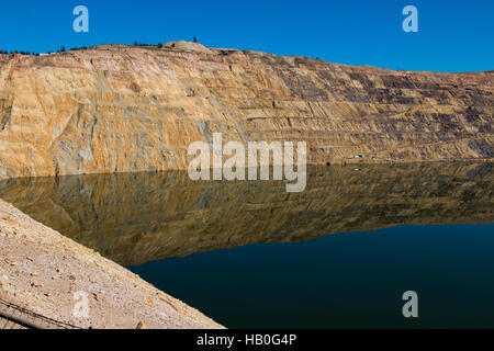 Le Berkeley Pit est une ancienne mine de cuivre à ciel ouvert situé à Butte, Montana, United States. Banque D'Images