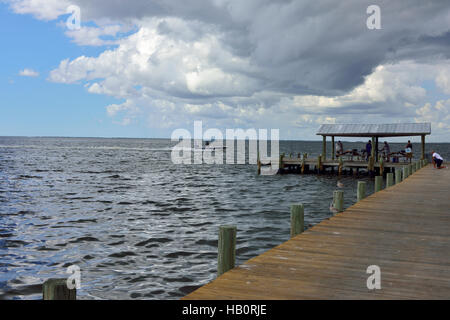 Nuages d'approche de l'orage sur son de Gasparilla jetée à Bokeelia, Pine Island, Floride Banque D'Images