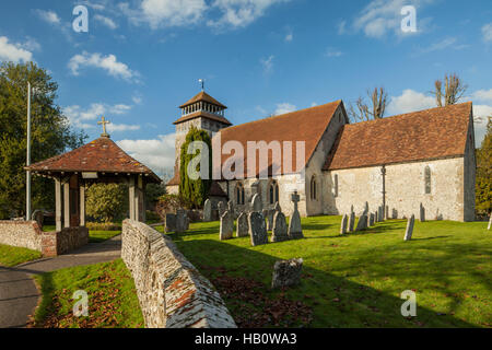 Après-midi d'automne à St Andrew's Church dans Meonstoke, Hampshire, Angleterre. Banque D'Images