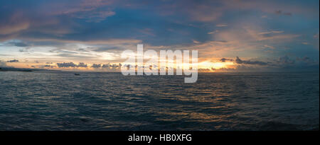 Vue sur l'océan et le coucher du soleil sur la plage de paradise Candidasa - Bali, Indonésie Banque D'Images