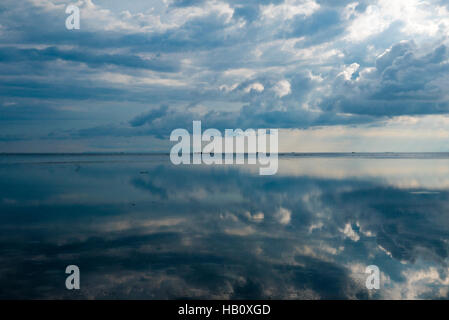 Bateau de Moteur touristique sur la plage de Gili Air à Lombok avec réflexion nuages Banque D'Images