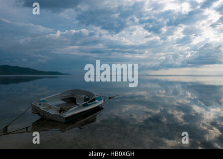 Bateau de Moteur touristique sur la plage de Gili Air à Lombok avec réflexion nuages Banque D'Images