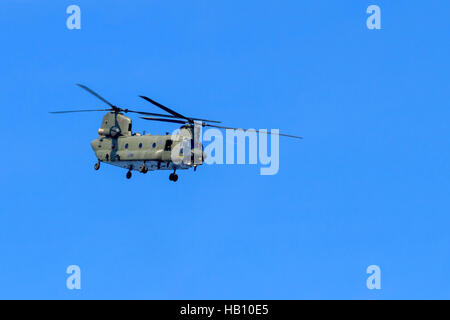 L'hélicoptère CH-47 Chinook étant affichée par l'équipe d'affichage de la RAF Airshow à Southport Banque D'Images