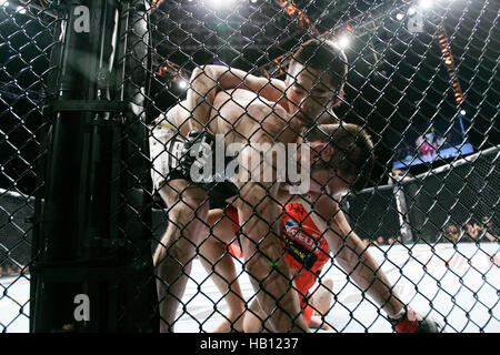 UFC fighter Dong Hyun Kim, haut, combat l'Amir Sadollah lors de l'UFC 114 le 29 mai 2010 à Las Vegas, Nevada. Photo par Francis Specker Banque D'Images