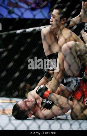 UFC fighter Dong Hyun Kim, haut, combat l'Amir Sadollah lors de l'UFC 114 le 29 mai 2010 à Las Vegas, Nevada. Photo par Francis Specker Banque D'Images