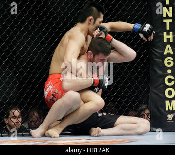 UFC fighter Dong Hyun Kim, haut, combat l'Amir Sadollah lors de l'UFC 114 le 29 mai 2010 à Las Vegas, Nevada. Photo par Francis Specker Banque D'Images