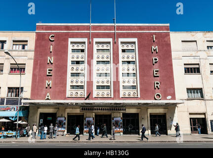 Colonial italien ancien cinéma art déco dans le centre de asmara érythrée street Banque D'Images