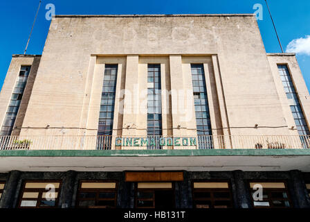 Colonial italien ancien cinéma art déco des capacités à Asmara érythrée street Banque D'Images