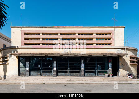 Colonial italien ancien cinéma art déco des capacités à Asmara érythrée street Banque D'Images