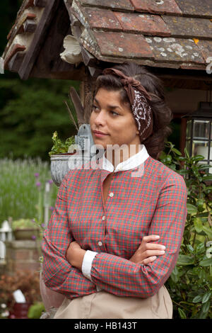 Multicultural jeune femme en robe vintage Banque D'Images