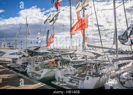 VALENCIA, Espagne - 5 novembre, 2016. Le Valencia Boat Show à Marina Real Juan Carlos I, vieux port sur la côte de la mer Méditerranée Banque D'Images