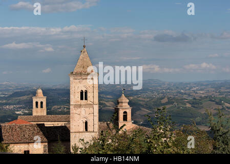 La vue depuis la colline top ville de Penna San Giovanni Banque D'Images