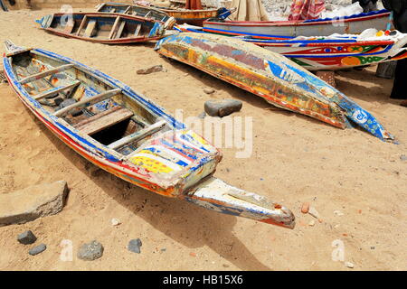 Bateaux de pêche en bois ancien coloriste sous le soleil de midi-out de l'ordre apparemment échoué sur le sable de la plage à l'intérieur du port de l'île de Gorée Banque D'Images