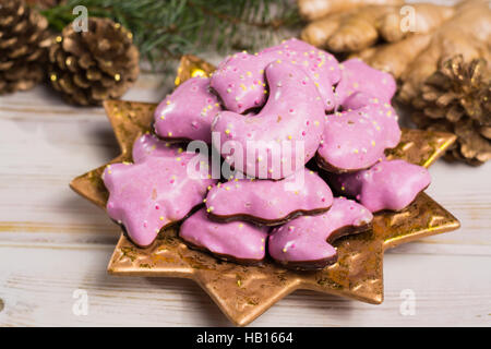 Épicé de Noël en forme de cookies - cookies colorés sur la plaque d'or et décoration de Noël Banque D'Images