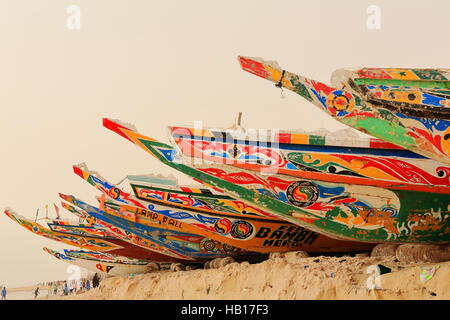 Guet Ndar, st.louis, Sénégal-Avril 19, 2014 : wolof les garçons jouent au football sur la plage-port de Guet Ndar après les piroques de pêche sont venus à terre Banque D'Images