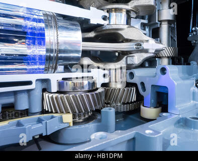Vue rapprochée d'un tout nouvel intérieur du moteur avec des engrenages, chaînes, piston et cylindre Banque D'Images