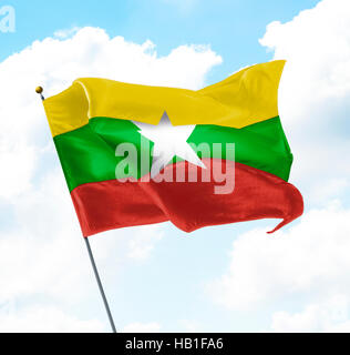 Pavillon de Myanmar (Birmanie) soulevées dans le ciel Banque D'Images