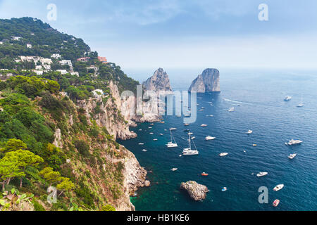 L'île de Capri, Italie. La côte de la mer Méditerranée. Paysage côtier avec des pierres et de nombreux bateaux de plaisance Banque D'Images