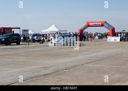 La voiture de sport d'équipe attend pour commencer sur l'Resinge Drags Banque D'Images