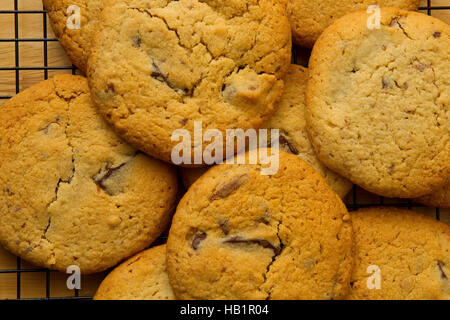 Le beurre d'arachide et les cookies double chocolat refroidir sur une grille Banque D'Images