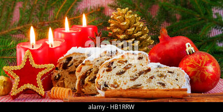 Quatre bougies rouges avec boule de noël . Banque D'Images