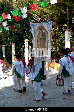 Défilé des pèlerins portant une banderole de la Virgen de Guadalupe à San Cristobal de las Casas, Chiapas, Mexique Banque D'Images