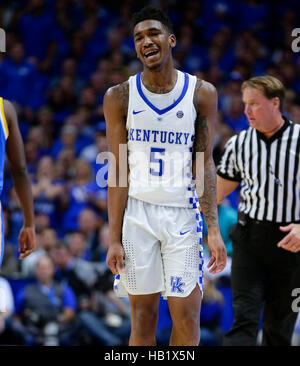 Lexington, Kentucky, USA. Feb 23, 2016. Kentucky Wildcats guard Malik Monk (5) réagit à un chiffre comme UCLA défait Kentucky 97-92 le samedi 3 décembre 2016 à Lexington, KY. © Lexington Herald-Leader/ZUMA/Alamy Fil Live News Banque D'Images