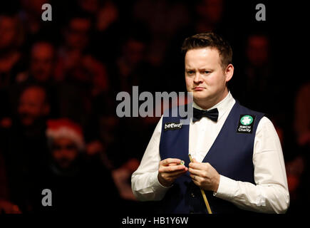 York, Royaume-Uni. 19Th Mar, 2016. Shaun Murphy de l'Angleterre est en concurrence pendant la demi finale avec Mark Selby, d'Angleterre, au snooker Championnat du Royaume-Uni en Grande-Bretagne, New York le 3 décembre 2016. Credit : Han Yan/Xinhua/Alamy Live News Banque D'Images