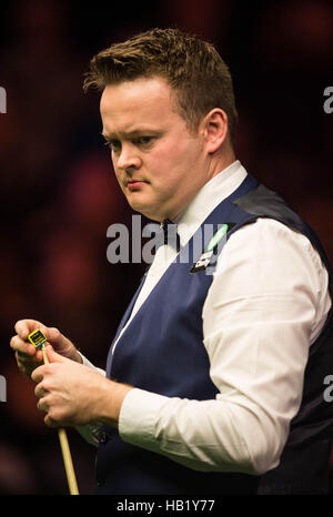 York, Royaume-Uni. 19Th Mar, 2016. Shaun Murphy de l'Angleterre est en concurrence pendant la demi finale avec Mark Selby, d'Angleterre, au snooker Championnat du Royaume-Uni en Grande-Bretagne, New York le 3 décembre 2016. Crédit : Jon Buckle/Xinhua/Alamy Live News Banque D'Images