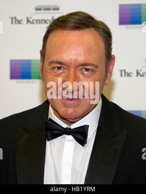 Washington DC, USA. 19Th Mar, 2016. Kevin Spacey arrive pour le dîner officiel de l'artiste en l'honneur des récipiendaires de la 39e assemblée annuelle des Kennedy Center Honors organisé par le secrétaire d'État américain John F. Kerry au département d'État des États-Unis à Washington, DC Le samedi 3 décembre 2016. Les lauréats 2016 sont : la pianiste argentine Martha Argerich ; rock band les aigles ; l'écran et d'un acteur Al Pacino ; gospel et blues singer Mavis Staples ; et musicien James Taylor. Credit : MediaPunch Inc/Alamy Live News Banque D'Images