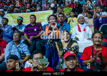 Kuala Lumpur, Malaisie. 4 Décembre, 2016. Des dizaines de milliers de personnes ont envahi le stade Titiwangsa, Kuala Lumpur ici pour la collecte de solidarité Rohingya, avec certains d'arriver dès 8h00, le 04 décembre 2016 Crédit : Chris JUNG/Alamy Live News Banque D'Images