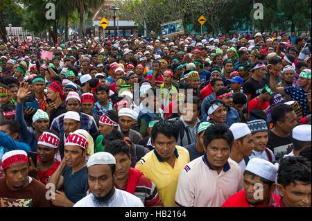 Kuala Lumpur, Malaisie. 4 Décembre, 2016. Des dizaines de milliers de personnes ont envahi le stade Titiwangsa, Kuala Lumpur ici pour la collecte de solidarité Rohingya, avec certains d'arriver dès 8h00, le 04 décembre 2016 Crédit : Chris JUNG/Alamy Live News Banque D'Images