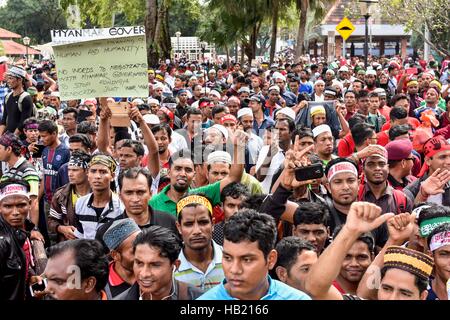 Kuala Lumpur, Malaisie. 4 Décembre, 2016. Des dizaines de milliers de personnes ont envahi le stade Titiwangsa, Kuala Lumpur ici pour la collecte de solidarité Rohingya, avec certains d'arriver dès 8h00, le 04 décembre 2016 Crédit : Chris JUNG/Alamy Live News Banque D'Images