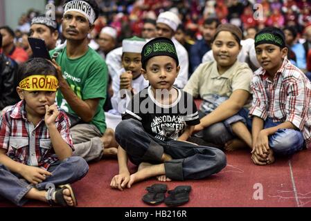 Kuala Lumpur, Malaisie. 9Th Jul 2016. Les jeunes garçons posent pour une photgraph lors d'un rassemblement au stade de Titiwangsa à Kuala Lumpur le 04 décembre 2016, contre la persécution des musulmans Rohingya au Myanmar. Aung San Suu Kyi doit intervenir pour empêcher le génocide des musulmans rohingyas en Birmanie, le premier ministre de la Malaisie Najib Razak a dit qu'il a ridiculisé le Prix Nobel pour son inaction. © Chris Jung/ZUMA/Alamy Fil Live News Banque D'Images