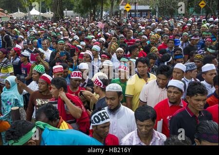 Kuala Lumpur, Malaisie. 9Th Jul 2016. Des dizaines de milliers de personnes ont envahi le stade Titiwangsa, Kuala Lumpur ici pour la collecte de solidarité Rohingya, avec certains d'arriver dès 8h00, le 04 décembre, 2016 © Chris Jung/ZUMA/Alamy Fil Live News Banque D'Images