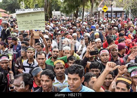 Kuala Lumpur, Malaisie. 9Th Jul 2016. Des dizaines de milliers de personnes ont envahi le stade Titiwangsa, Kuala Lumpur ici pour la collecte de solidarité Rohingya, avec certains d'arriver dès 8h00, le 04 décembre, 2016 © Chris Jung/ZUMA/Alamy Fil Live News Banque D'Images