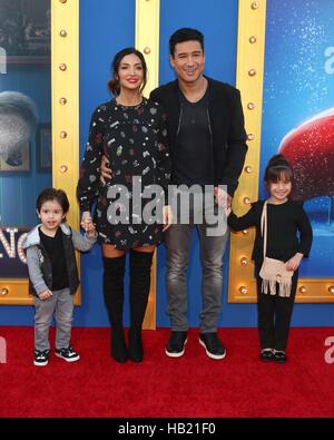 Los Angeles, CA, USA. 19Th Mar, 2016. Dominique Lopez, Courtney Laine Mazza, Mario Lopez, Francesca Lopez aux arrivées pour chanter Premiere, L.A. Vivre, Los Angeles, CA le 3 décembre 2016. Credit : Priscilla Grant/Everett Collection/Alamy Live News Banque D'Images