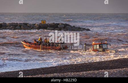 La ville de Sidmouth, Devon, 4e 16 déc. L'équipage de sauvetage de leur lancement à Sidmouth spécialement adaptés tracteur sur la plage de schiste à Sidmouth, Devon. Pas partie de la RNLI, le sauvetage de la ville est financé de façon indépendante par la communauté, et couvre 150 kilomètres carrés de mer. Appelé 16 fois cette année, ils ont récemment a sauvé un Labrador (Star) qui est tombé d'une falaise à quelques kilomètres le long de la côte. En photo ce matin le lancement d'un exercice d'entraînement dans une forte houle, le conducteur du tracteur exige que beaucoup de compétence et de nerf alors que l'équipage. Photo Tony Charnock / Alamy Live News Banque D'Images