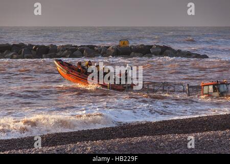 La ville de Sidmouth, Devon, 4e 16 déc. L'équipage de sauvetage de leur lancement à Sidmouth spécialement adaptés tracteur sur la plage de schiste à Sidmouth, Devon. Pas partie de la RNLI, le sauvetage de la ville est financé de façon indépendante par la communauté, et couvre 150 kilomètres carrés de mer. Appelé 16 fois cette année, ils ont récemment a sauvé un Labrador (Star) qui est tombé d'une falaise à quelques kilomètres le long de la côte. En photo ce matin le lancement d'un exercice d'entraînement dans une forte houle, le conducteur du tracteur exige que beaucoup de compétence et de nerf alors que l'équipage. Photo Tony Charnock / Alamy Live News Banque D'Images