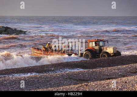 La ville de Sidmouth, Devon, 4e 16 déc. L'équipage de sauvetage de leur lancement à Sidmouth spécialement adaptés tracteur sur la plage de schiste à Sidmouth, Devon. Pas partie de la RNLI, le sauvetage de la ville est financé de façon indépendante par la communauté, et couvre 150 kilomètres carrés de mer. Appelé 16 fois cette année, ils ont récemment a sauvé un Labrador (Star) qui est tombé d'une falaise à quelques kilomètres le long de la côte. En photo ce matin le lancement d'un exercice d'entraînement dans une forte houle, le conducteur du tracteur exige que beaucoup de compétence et de nerf alors que l'équipage. Photo Tony Charnock / Alamy Live News Banque D'Images