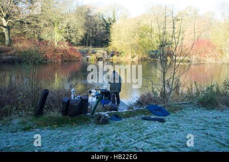 Bracknell, Royaume-Uni. 4 Décembre, 2016. Firshermen prenant part à une compétition sur un lac gelé au parc de Westmorland, Bracknell Crédit : Andrew Spiers/Alamy Live News Banque D'Images