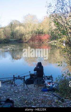 Bracknell, Royaume-Uni. 4 Décembre, 2016. Firshermen prenant part à une compétition sur un lac gelé au parc de Westmorland, Bracknell Crédit : Andrew Spiers/Alamy Live News Banque D'Images