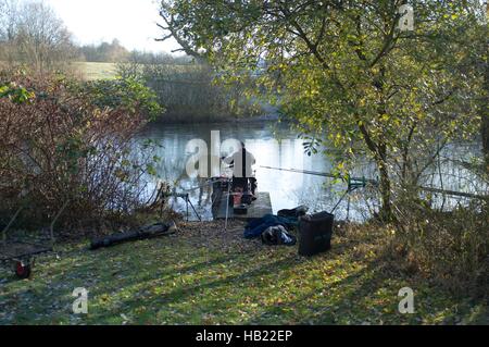 Bracknell, Royaume-Uni. 4 Décembre, 2016. Firshermen prenant part à une compétition sur un lac gelé au parc de Westmorland, Bracknell Crédit : Andrew Spiers/Alamy Live News Banque D'Images