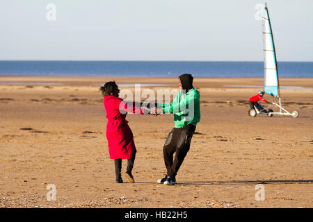 , D'Ainsdale Merseyside. Météo britannique. 4 Décembre, 2016. Activités de plage. Froid, calme & conditions calmes sur les vastes sables littoraux de la côte nord-ouest près de Southport. Credit : MediaWorldImages/Alamy Live News Banque D'Images