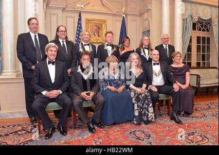 Washington DC, USA. 19Th Mar, 2016. La secrétaire d'Etat John Kerry pose pour une photo de groupe avec le Centre Kennedy 2016 lauréats des Prix d'honneur à la suite du dîner de gala au Ministère d'État le 3 décembre 2016 à Washington, DC. Première rangée de gauche à droite sont : le secrétaire d'État John Kerry, Al Pacino, Mavis Staples, Martha Argerich, James Taylor, et président du Centre Kennedy Deborah Rutter ; à l'arrière, de gauche : Ricky Kirshner, Glenn Weiss, Joe Walsh, Don Henley, Cindy Frey, l'épouse de Glenn Frey, décédé plus tôt cette année, et Timothy Schmidt et David Rubenstein. © Planetpix/Alamy News Banque D'Images