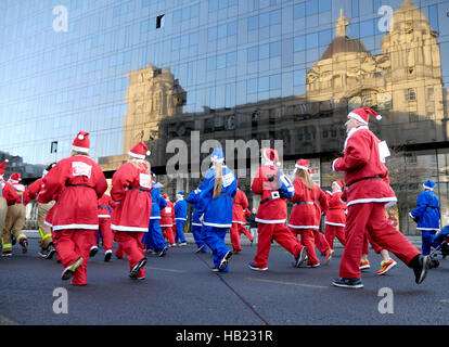 Liverpool, Royaume-Uni. 9Th Jul 2016. Santa Dash Charité Fun Run Liverpool 4 décembre 2016. Des milliers de personnes prennent part à Santa Dash Fun Run à Liverpool Crédit : ALAN EDWARDS/Alamy Live News Banque D'Images